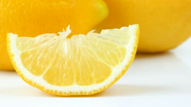 テーブルの上にレモンと蜂蜜を落とすクローズアップ — ストック動画