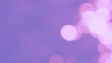 Mor arka plan üzerinde soyut bulanık bokeh pembe