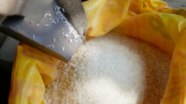Sarı çuvala akan çeltik pirinci kapatın