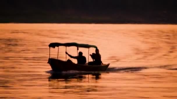 夕暮しの川を航行するボートのシルエット — ストック動画