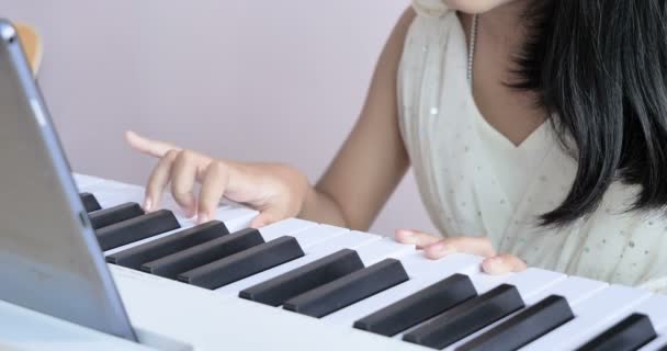 Κοντινό Χέρι Παιδιά Που Παίζουν Πιάνο Και Χειροκροτούν — Αρχείο Βίντεο