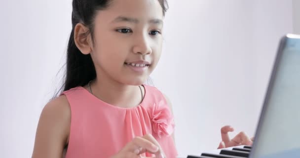 Κορίτσι Φορώντας Ροζ Φόρεμα Παίζοντας Πιάνο Ευτυχία — Αρχείο Βίντεο