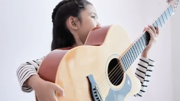 Menina Pegando Guitarra Para Jogar Com Felicidade — Vídeo de Stock