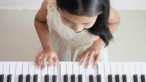Κορυφαία Θέα Κορίτσι Φορώντας Λευκό Φόρεμα Παίζοντας Πιάνο Αργή Κίνηση — Αρχείο Βίντεο