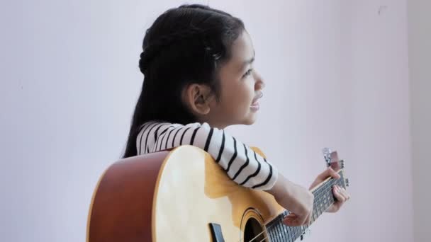 Flickan Håller Gitarren Att Leka Med Leende Och Skrattar Glatt — Stockvideo