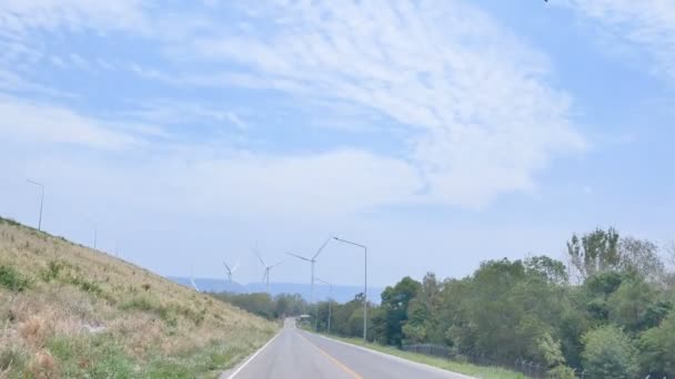 开车在路上俯瞰蓝天的风车 — 图库视频影像