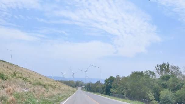 Dirija Estrada Com Vista Para Moinho Vento Com Céu Azul — Vídeo de Stock