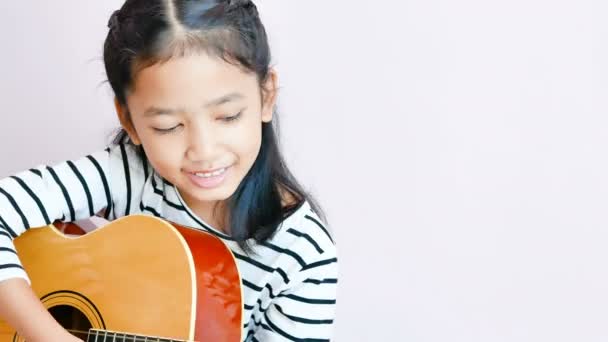 Kız Mutluluk Ile Gitar Çalma Pratik — Stok video