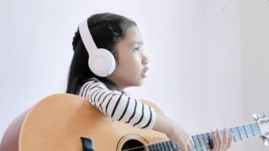 Gitar çalan ve şarkı söyle.