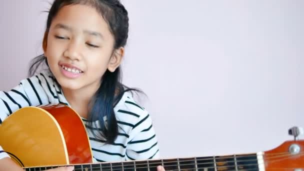 Menina Praticando Tocar Guitarra Com Felicidade — Vídeo de Stock
