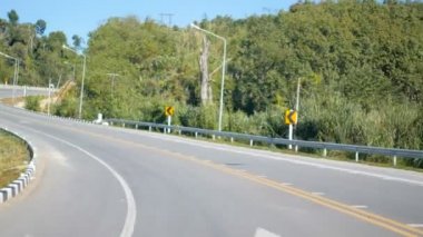 Dik kıvrımlarla tepeye doğru sürmek tehlikelidir. Çok dikkatli olmalı..