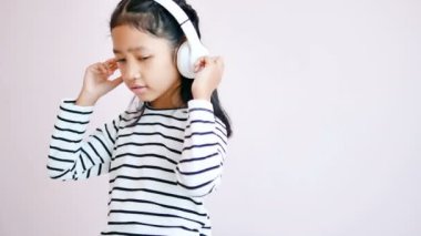 Beyaz kulaklık kullanarak müzik dinleyen çocuklar