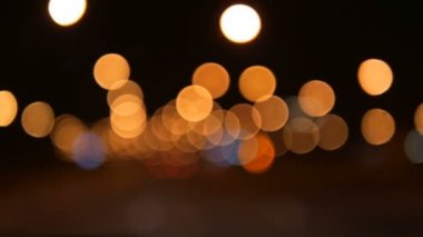 Yolda bulanık aydınlatma araba bokeh