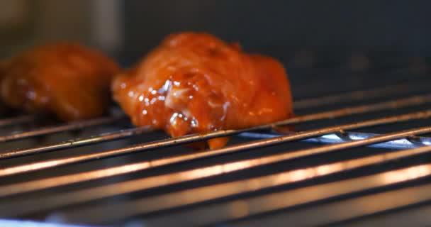 Posizionare Pollo Barbecue Sulla Griglia — Video Stock