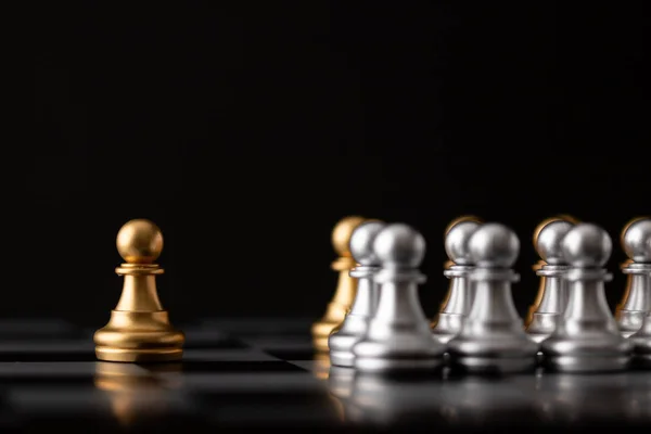 Золотой шахматист лидер — стоковое фото