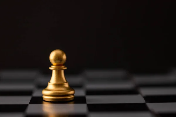 Rei de xadrez de prata em pé e rei de xadrez dourado caindo no tabuleiro de  xadrez