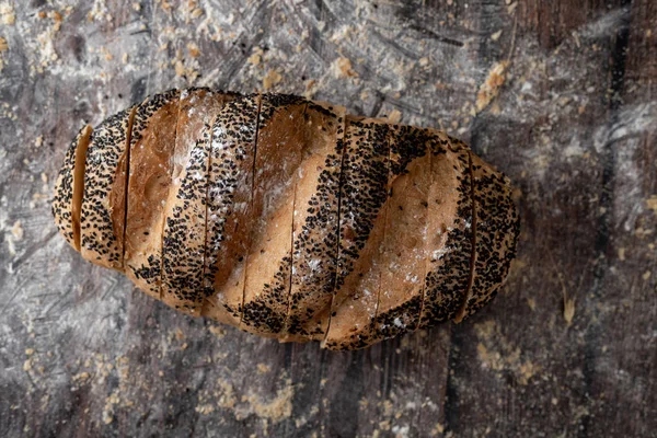 Rolo de pão de milho dourado na mesa de madeira — Fotografia de Stock