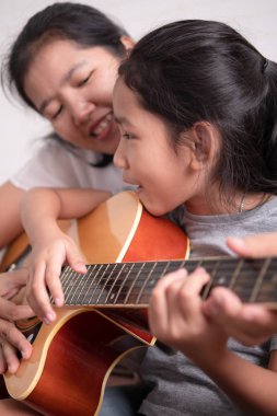 Çocuk Singing ve anne ile gülümseyen