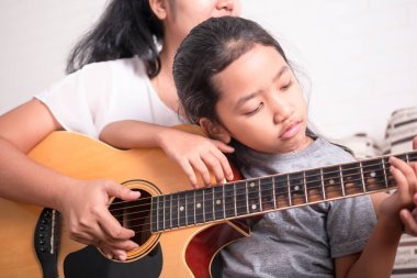 Anne ve kızı için oynamak bu gitar.