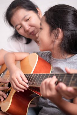 Anne ve kızı gitar oynamak