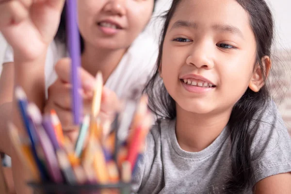 Niños aprendiendo con sus padres — Foto de Stock