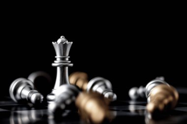 Kraliçe düşmenin ortasında duruyor