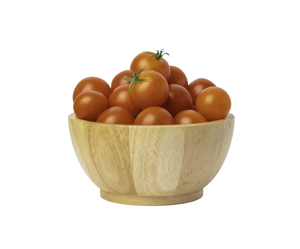 Kelompok tomat merah dalam mangkuk kayu terisolasi di backgr putih — Stok Foto