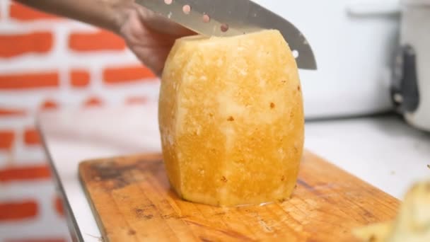 Tagliare Metà Dell Ananas Sulla Tavola Legno — Video Stock