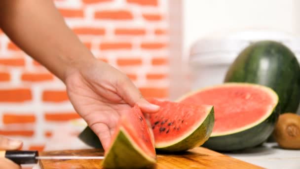 Ręce Kobiet Pomocą Noża Kawałek Melon Wody Kawałki Drewnianej Płycie — Wideo stockowe