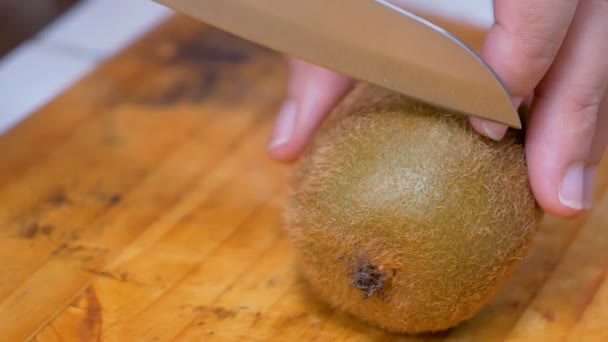 Mains Femmes Utilisant Couteau Tranché Fruit Kiwi Morceaux Sur Une — Video