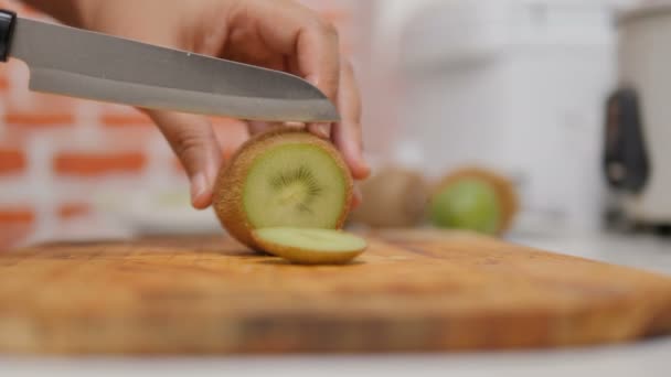 Ruce Žen Nožem Nakrájenými Kousky Kiwi Kusy Dřevěné Desce Kuchyni — Stock video