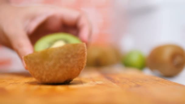 Mãos Mulheres Usando Uma Faca Cortou Fruta Kiwi Pedaços Tábua — Vídeo de Stock