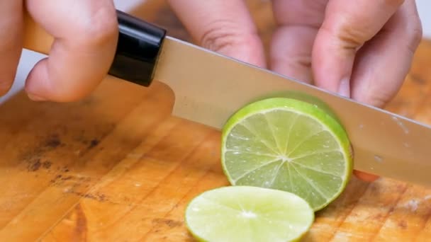 Las Manos Las Mujeres Usando Cuchillo Cortaron Cal Verde Pedazos — Vídeos de Stock