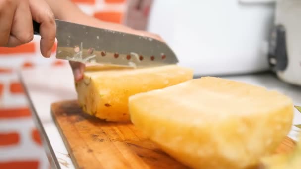 Ananas Stücke Geschnitten Auf Dem Schneidebrett — Stockvideo