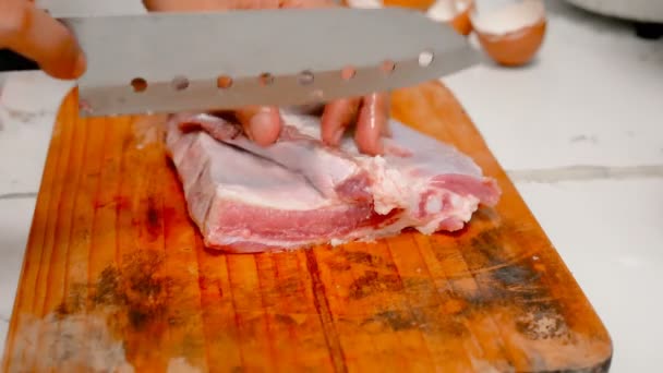 台所のまな板の上にナイフスライスされた豚肉を使用して女性の手 — ストック動画