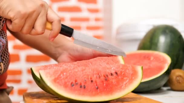 Mains Femmes Utilisant Couteau Coupant Moitié Melon Eau Sur Une — Video