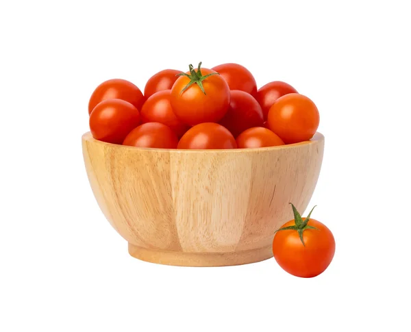 Групувати червоні помідори в дерев'яній мисці ізольовано — стокове фото