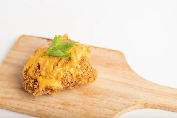 Zamknij kurczaka smażone zwieńczona ser — Zdjęcie stockowe