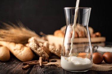 Çuval üzerine yerleştirilen bir cam şişe ye süt dökün