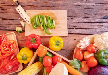 Kesme tahtası üzerinde üst görünümü yeşil biber