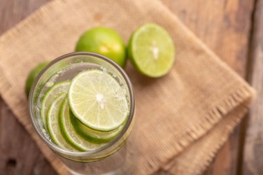 Soda ve bir buçuk ile cam dilimlenmiş limon kapatın