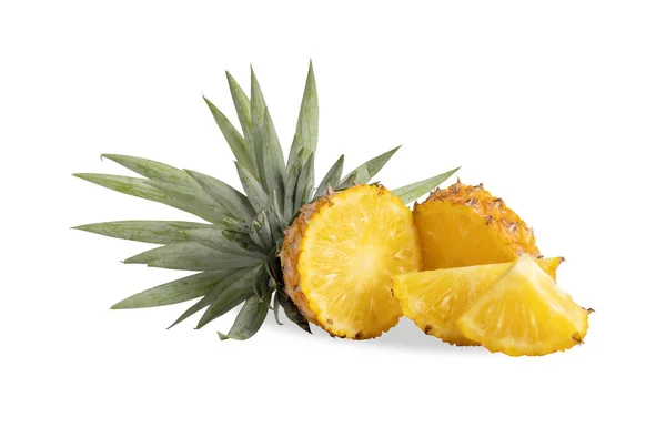 Ananas beyaz arka plan üzerinde izole dilimlenmiş