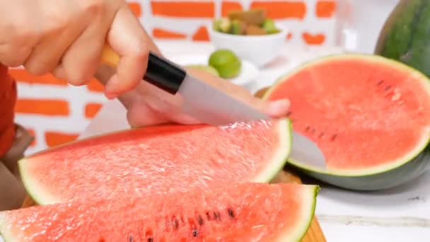 Kesme Tahtası Üzerinde Piecs Içine Küçük Bıçak Dilimlenmiş Karpuz Kullanarak — Stok video
