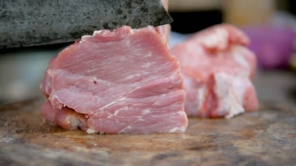 Hände Von Frauen Mit Einem Küchenmesser Geschnittenes Schweinefleisch Auf Dem — Stockvideo