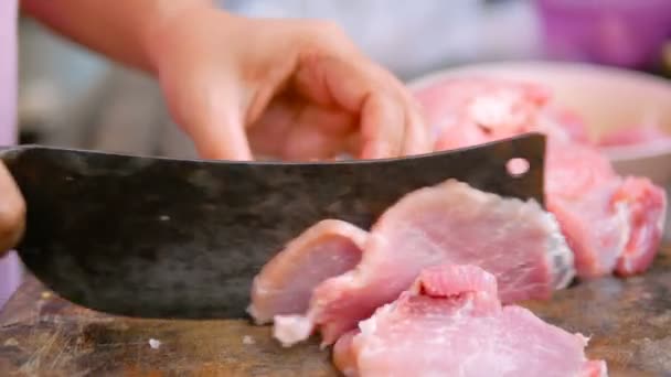 調理のためのまな板に包丁スライス豚肉を使用して女性の手 — ストック動画