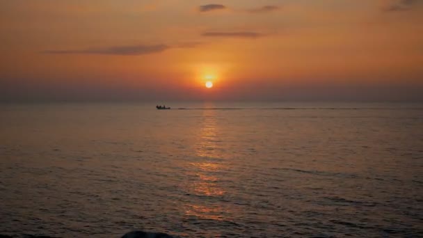 Pequeño Barco Navegando Agua Puesta Sol Nube Con Océano Crepúsculo — Vídeos de Stock