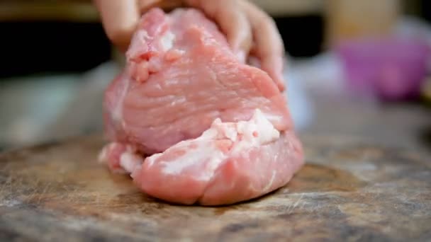 Mâinile Femeilor Care Folosesc Cuțit Bucătărie Felii Porc Placa Tăiere — Videoclip de stoc