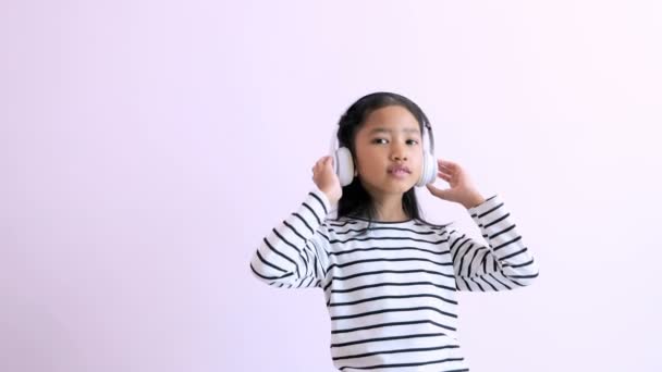 Κοντινό Πλάνο Ένα Μικρό Κορίτσι Ακούει Μουσική Και Ροκ Στο — Αρχείο Βίντεο