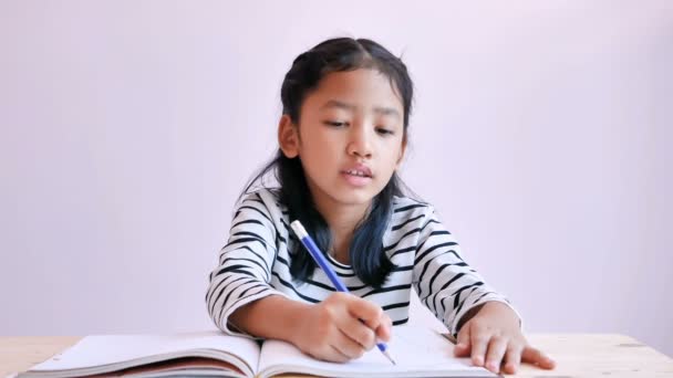 Asian Little Girl Uses Pencil Drawing Something Notebook — ストック動画