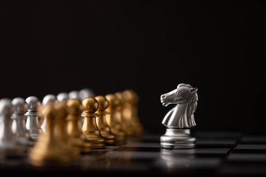 Gümüş Hores siyah arkaplanlı satranç takımının lideri..
